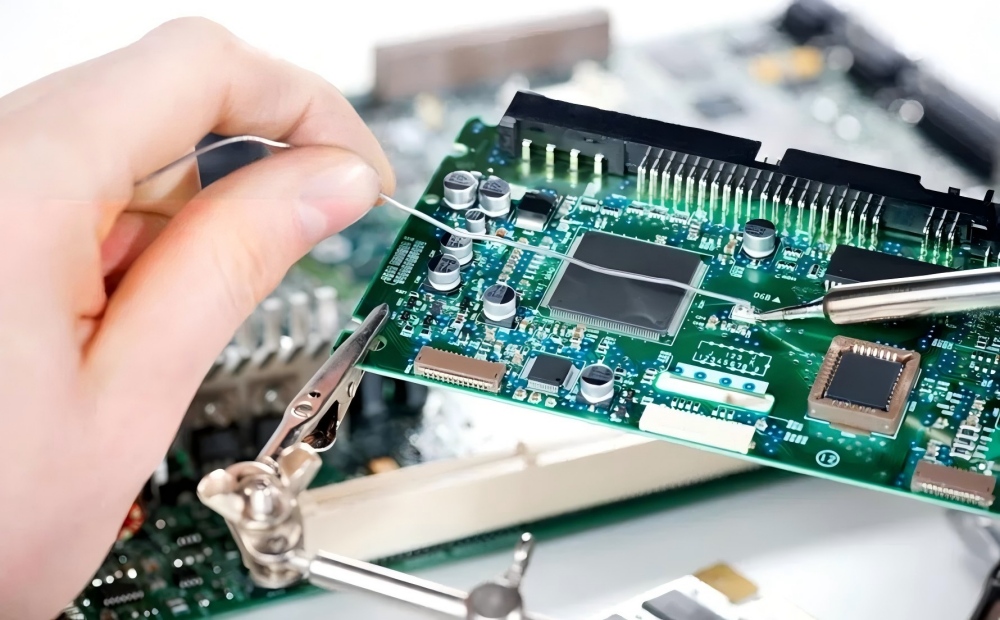 PCB soldering repair operation, using a soldering iron, solder wire and auxiliary clamp to fix the circuit board for solder joint repair