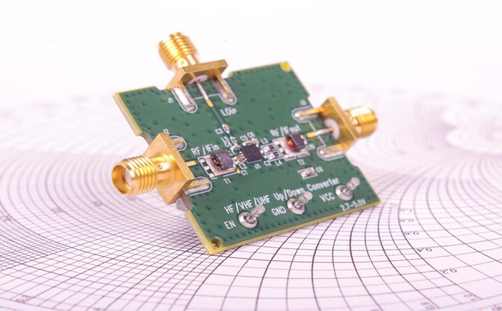 HF‑VHF‑UHF up‑down converter RF PCB board, three SMA connectors for RF/IF, LO input, power and enable screw terminals
